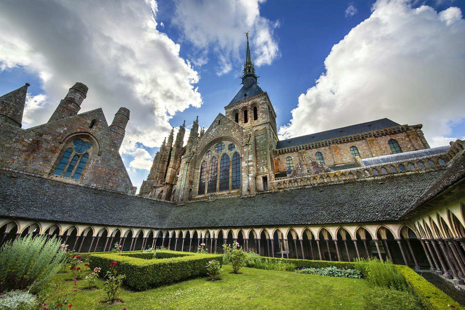 Innsyn i Abbediet på Mont Saint-Michel sett fra klostergården