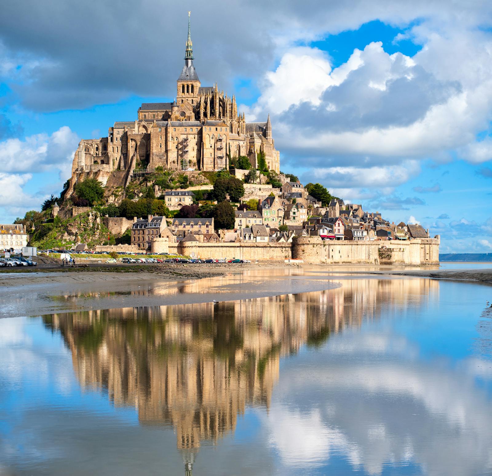 Panoramautsikt over det reflekterte Abbediet på Mont Saint-Michel