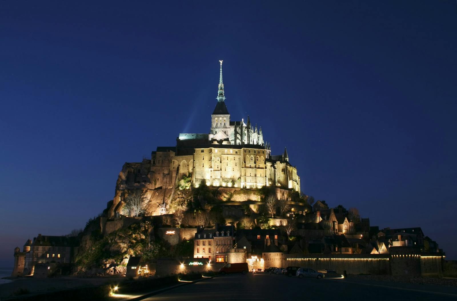 Belyst nattutsikt over Abbediet på Mont Saint-Michel
