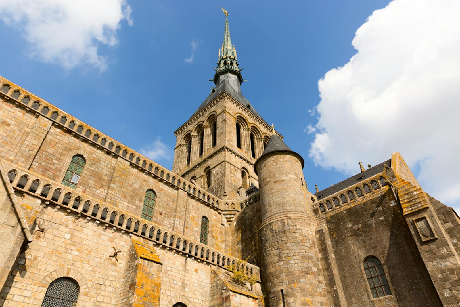 Låtvinkelutsikt av tårnet til Abbediet på Mont Saint-Michel
