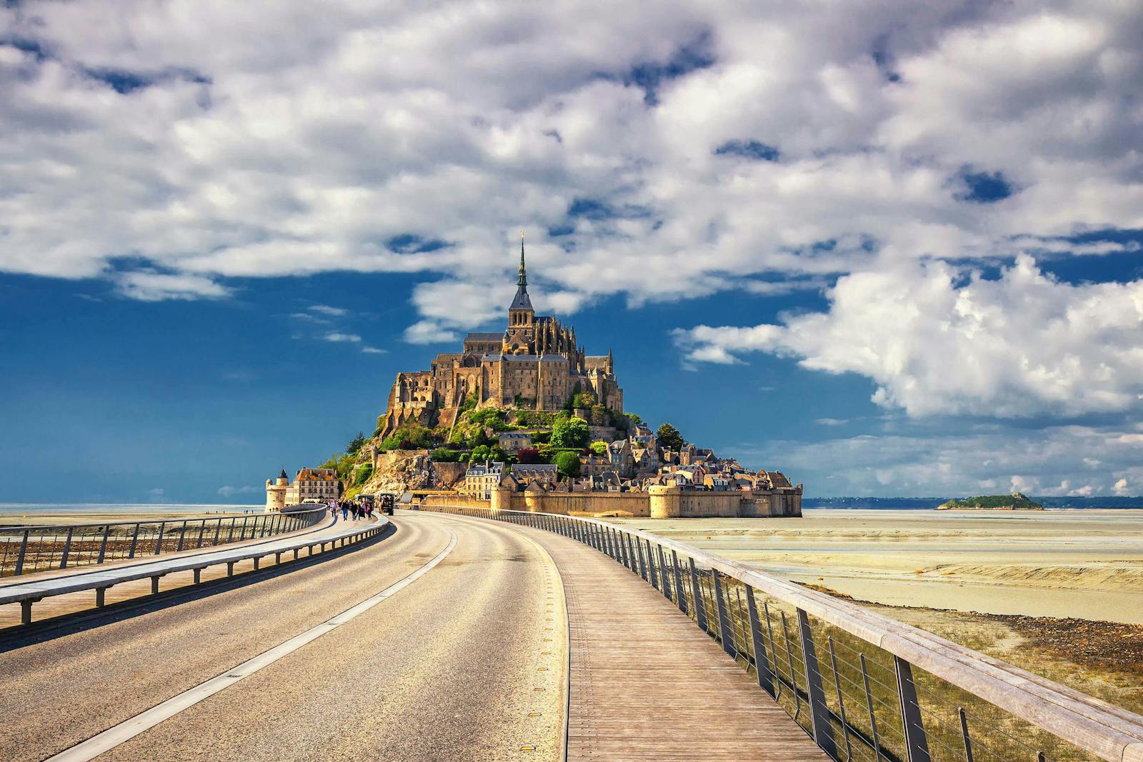 Panoramabilde av L'Abbaye du Mont Saint-Michel fra dike