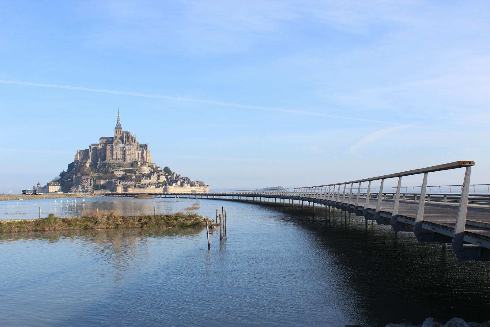 Vedere a Abației Mont Saint-Michel de pe pod