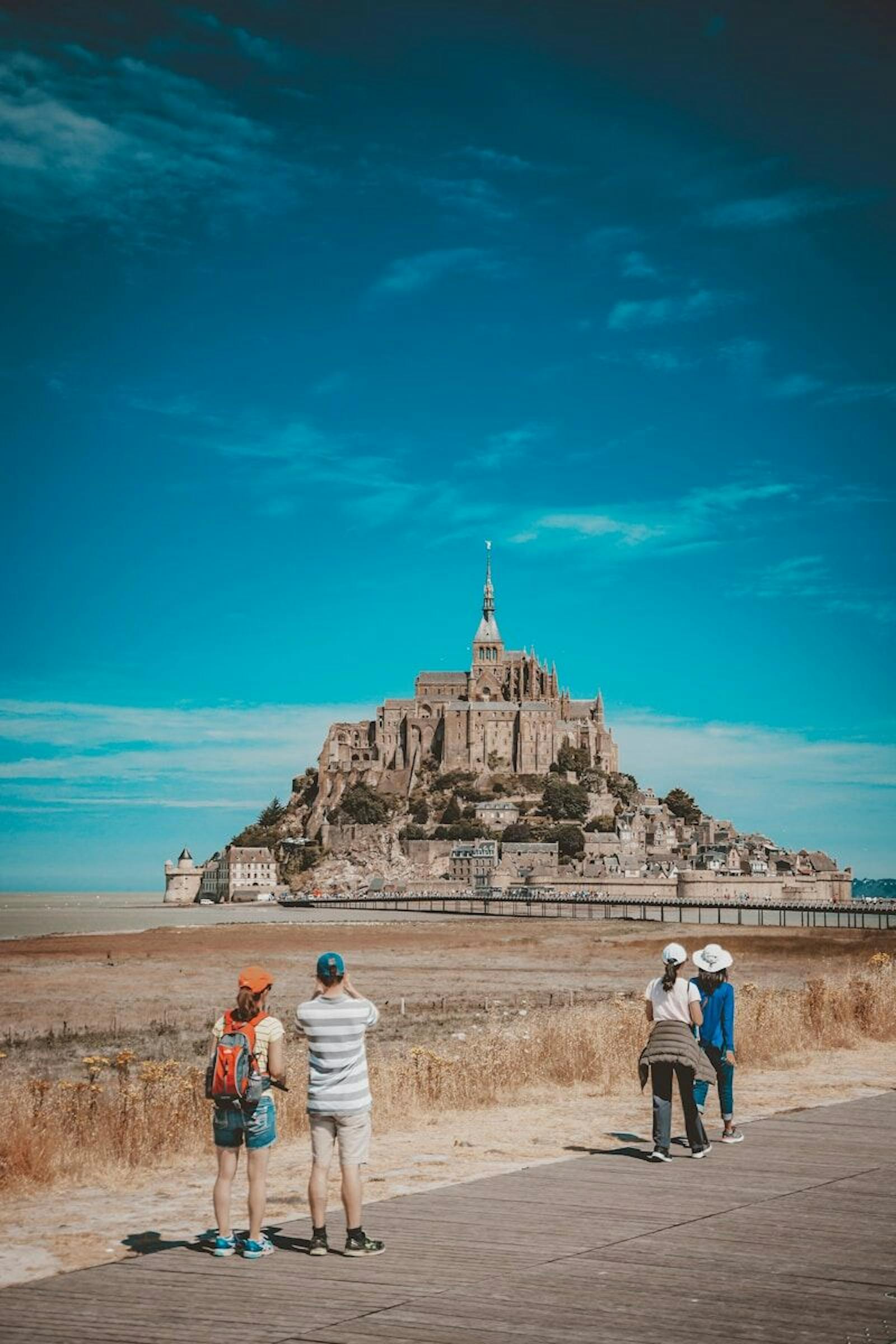 Fjärrvy av Mont Saint-Michel-abbeyen under en blå himmel