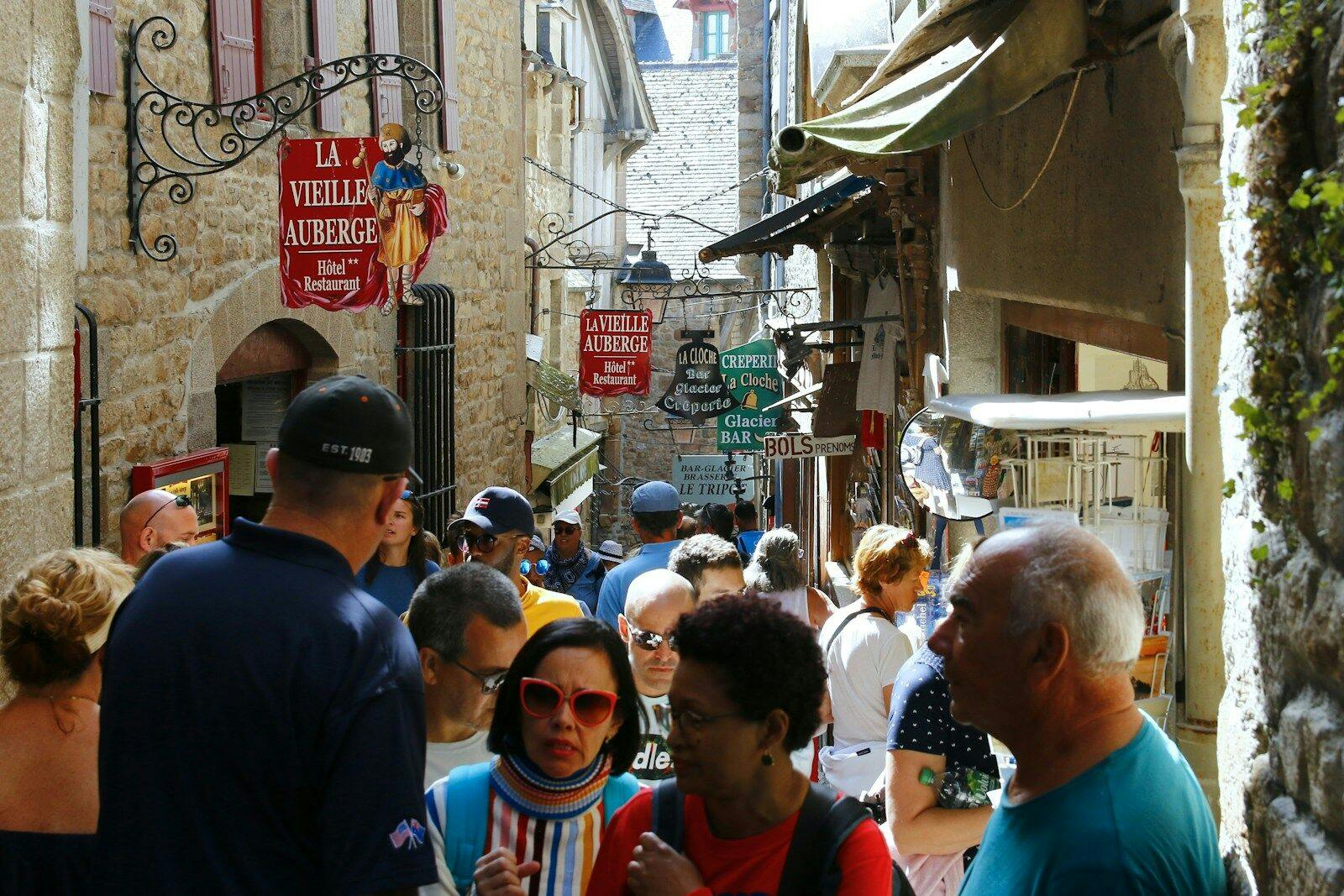 Vy av den livliga gatan nära Mont Saint-Michel-abbeyen
