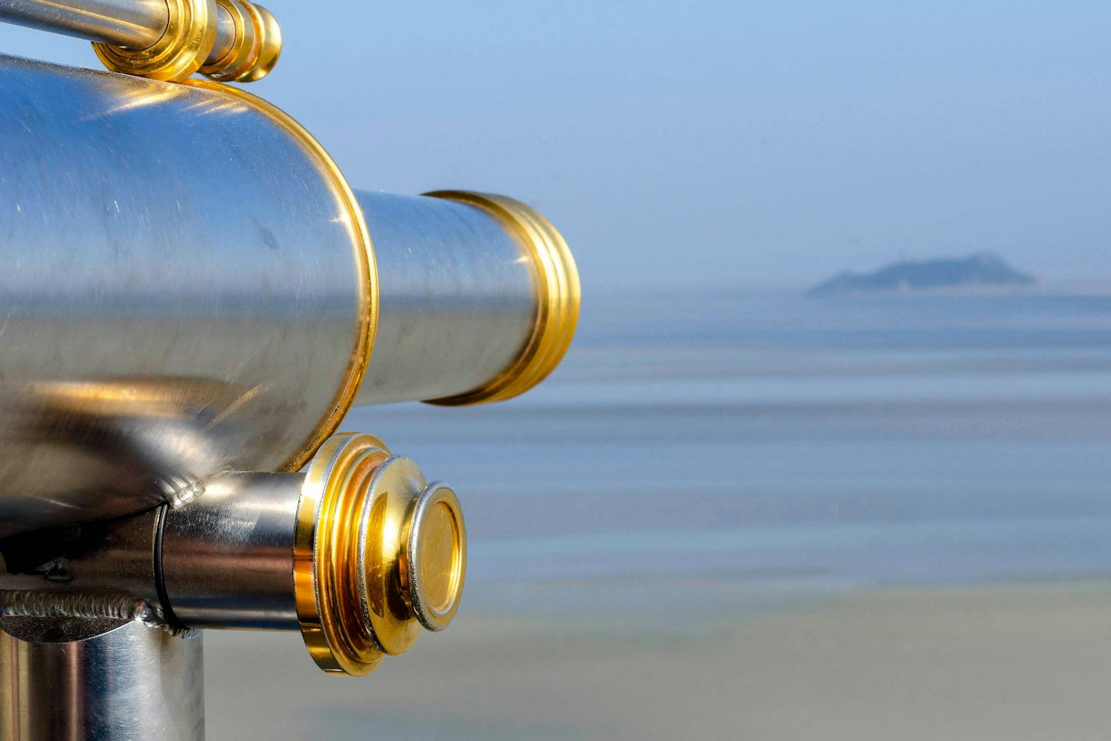 Vy genom ett teleskop mot Mont Saint-Michel-abbeyen